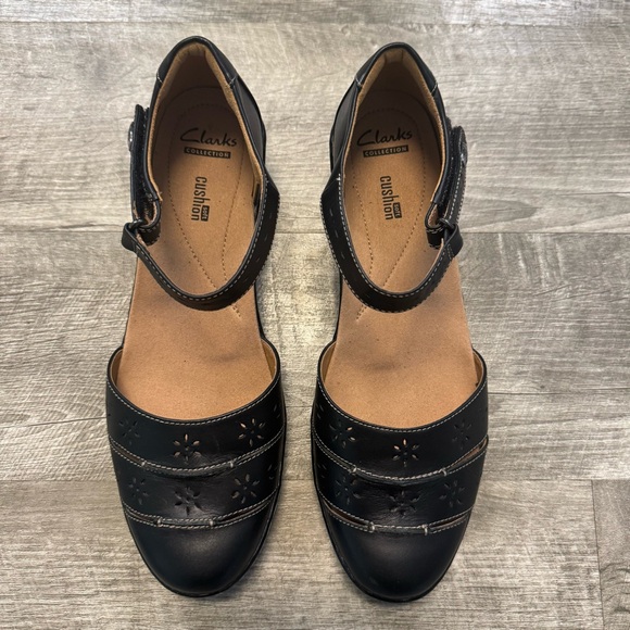 NWOB Clarks Wendy Lego Heeled Sandal Black Leather Daises Women’s Sz. 10M - Picture 1 of 9